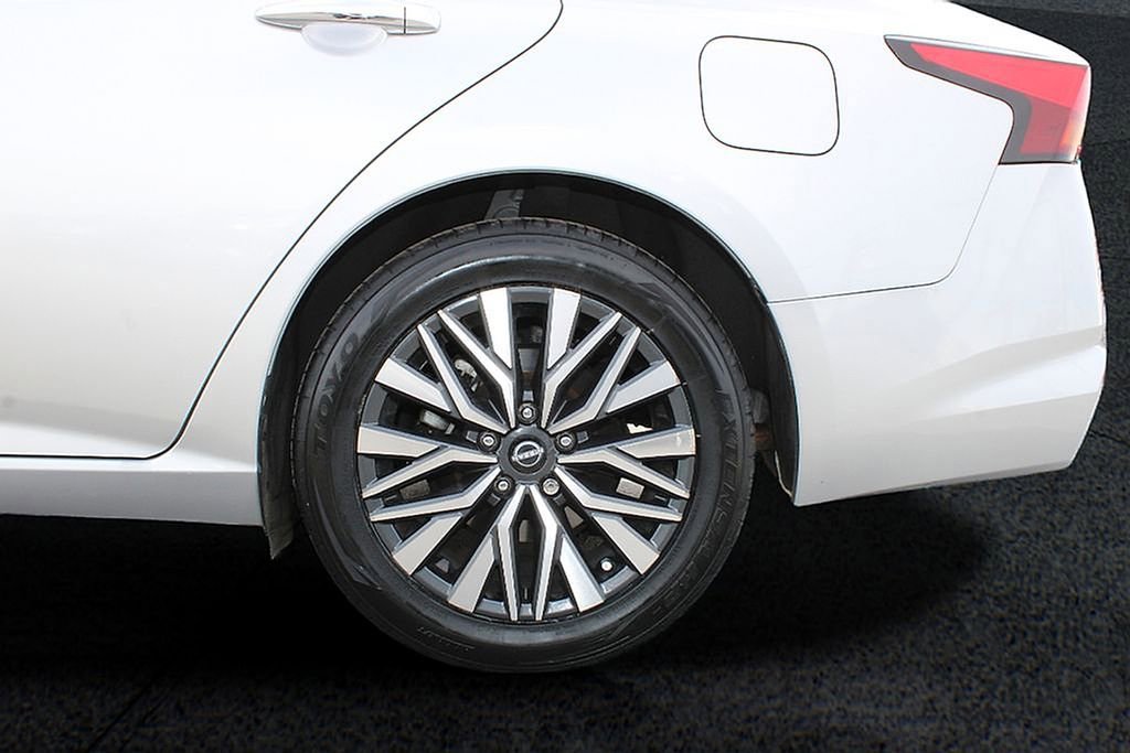 Used 2024 Nissan Altima 2.5 SV image 9