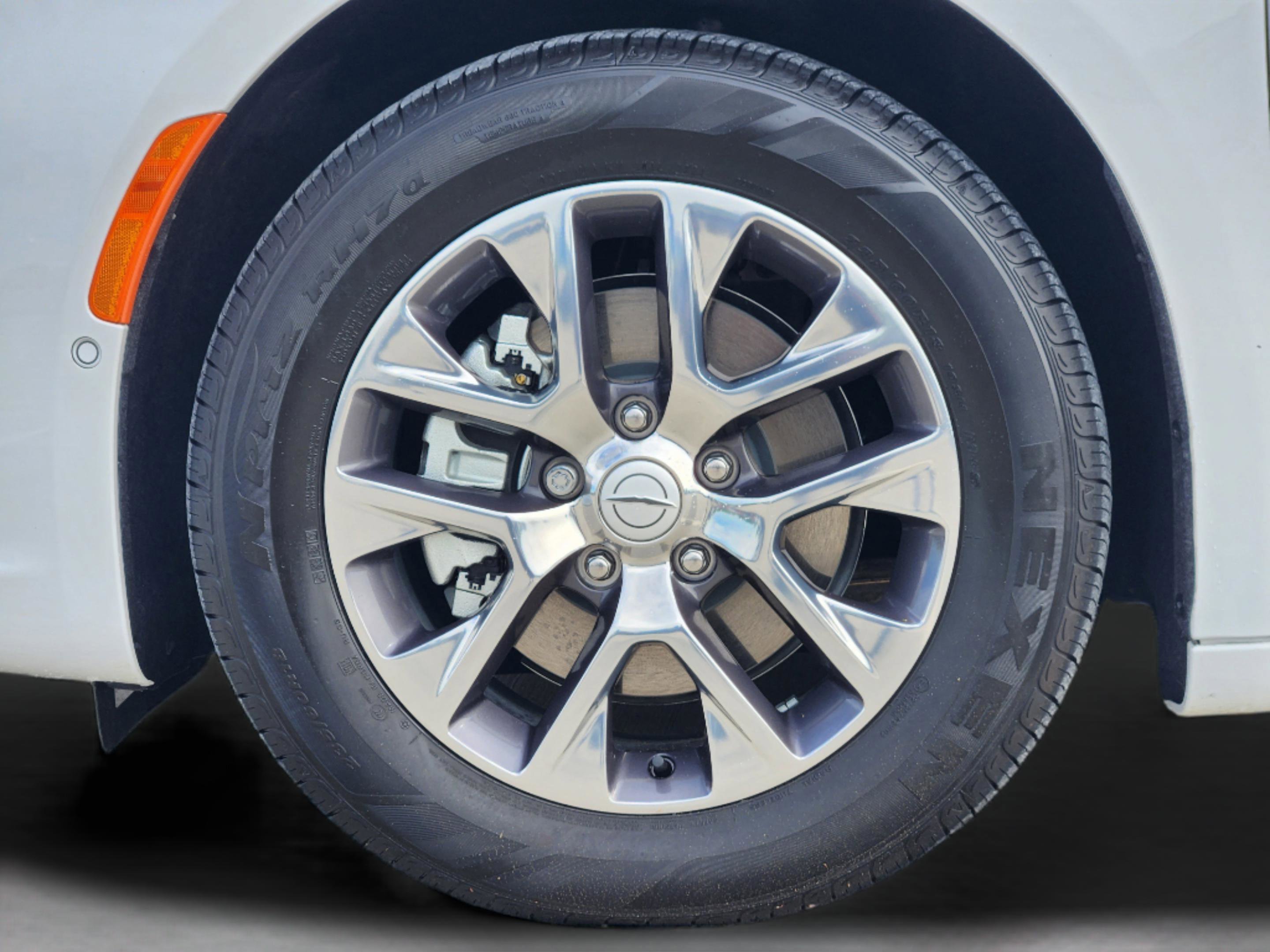 Used 2025 Chrysler Pacifica Pinnacle image 11