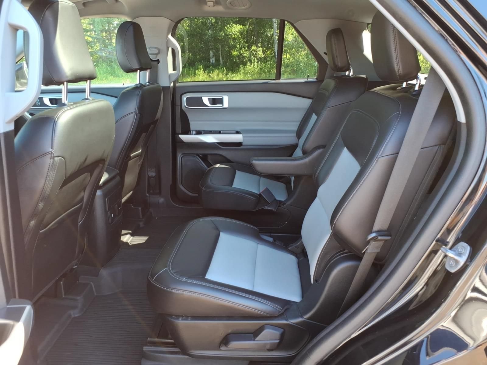 Used 2022 Ford Explorer XLT w/ Equipment Group 202A AWD/4WD image 14