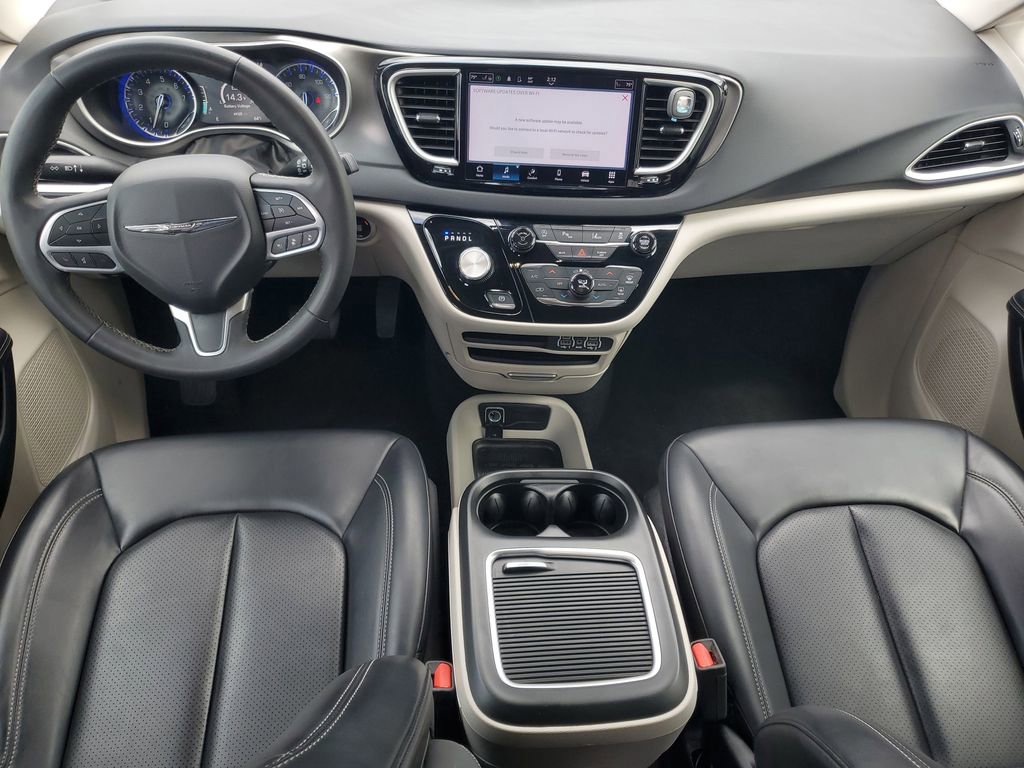 Used 2023 Chrysler Pacifica Touring-L FWD image 17