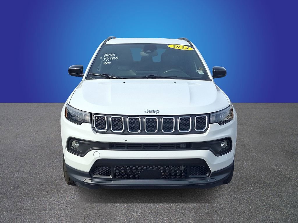 Used 2024 Jeep Compass Latitude image 2