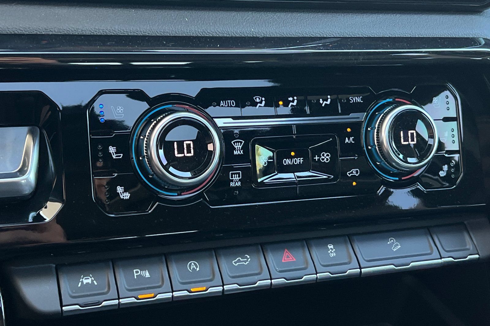 New 2026 GMC Sierra 1500 AT4 w/ AT4 Premium Package AWD/4WD image 18