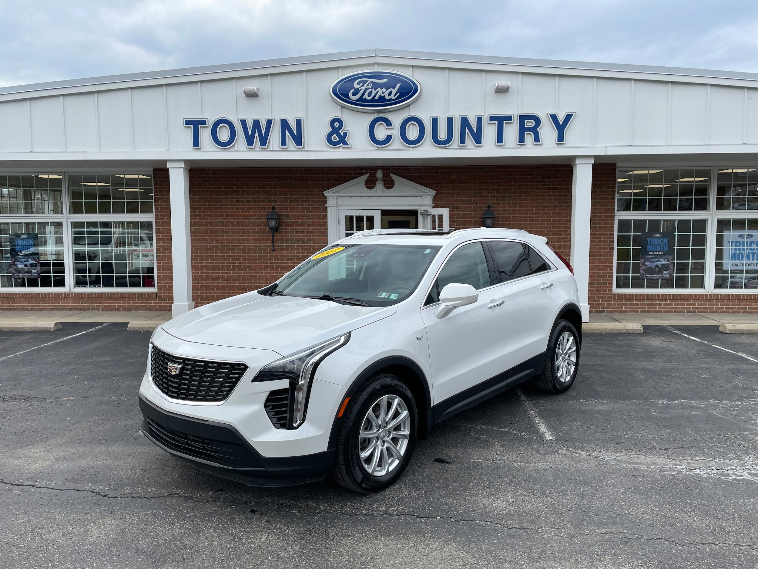Used 2022 Cadillac XT4 Luxury w/ Cold Weather Package image 1