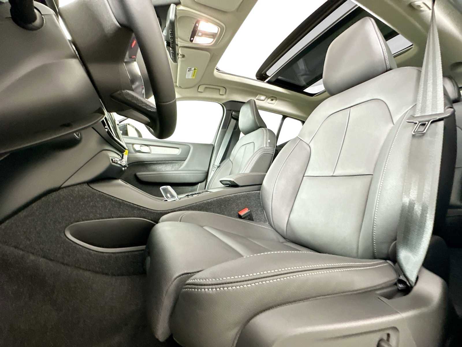 Used 2025 Volvo XC40 B5 Plus w/ Climate Package image 18