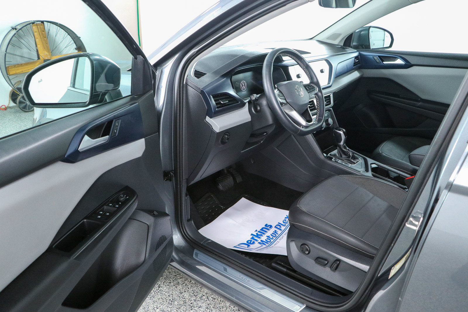 Used 2023 Volkswagen Taos SE FWD image 3