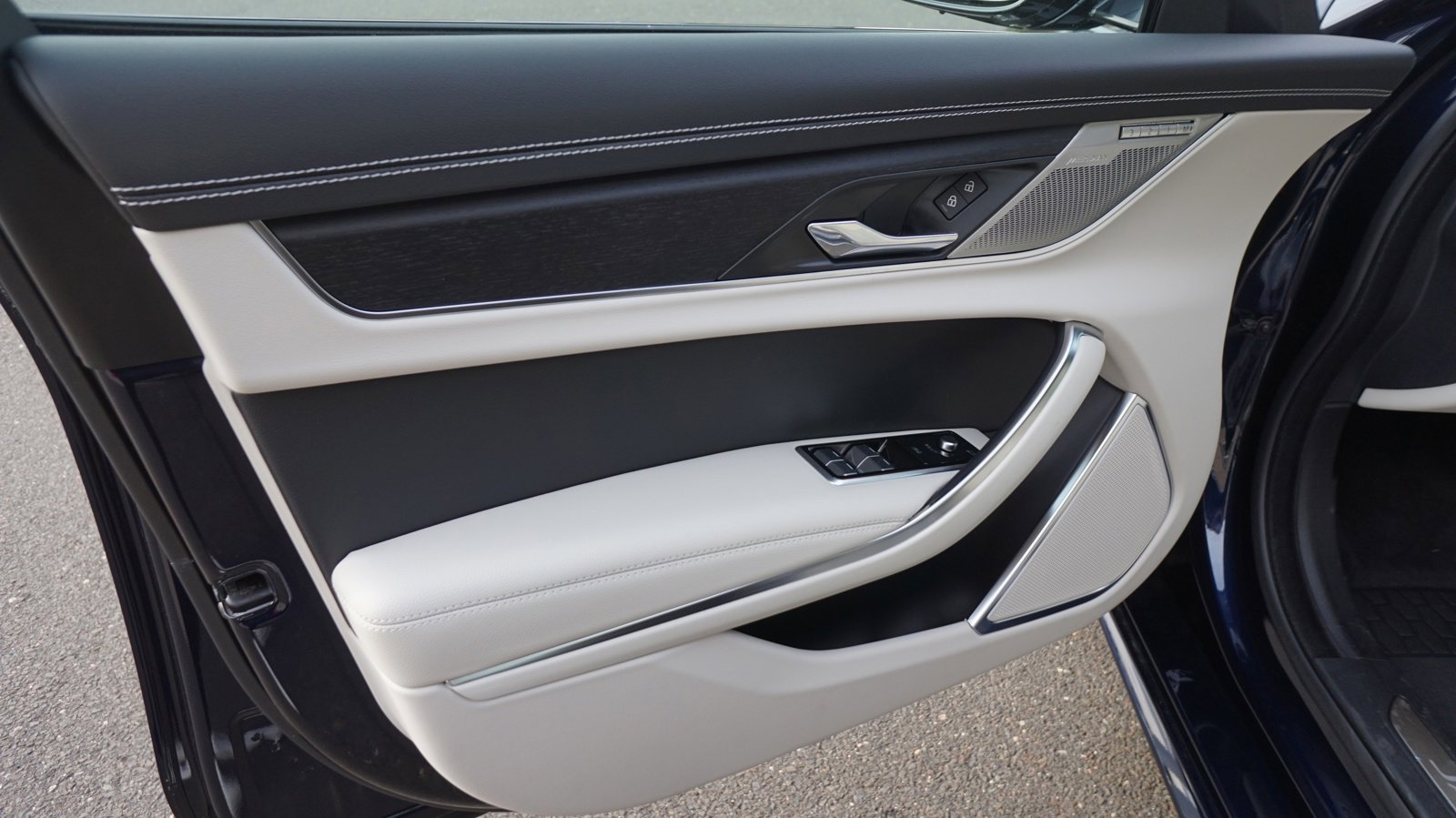 Used 2024 Jaguar XF R-Dynamic SE image 10