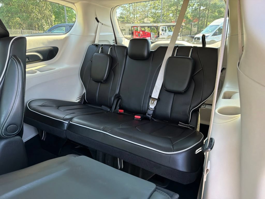 Used 2023 Chrysler Pacifica Limited FWD image 22