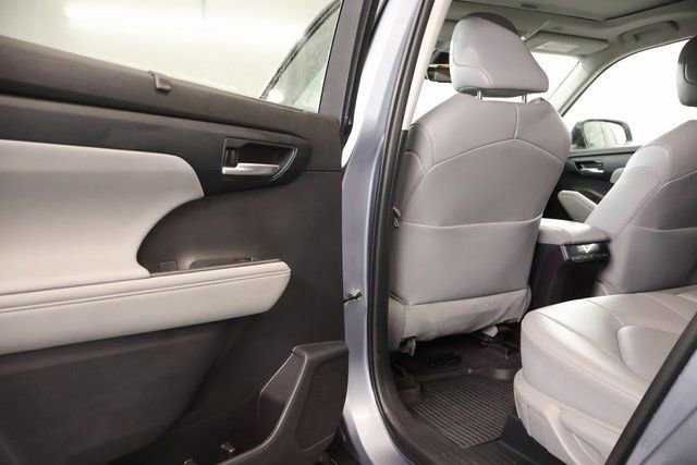 Used 2023 Toyota Highlander XLE AWD/4WD image 29