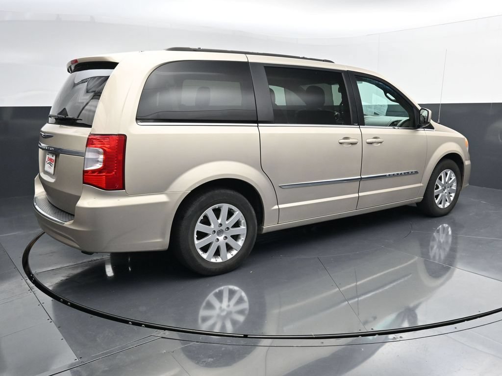 Used 2014 Chrysler Town & Country Touring FWD image 7