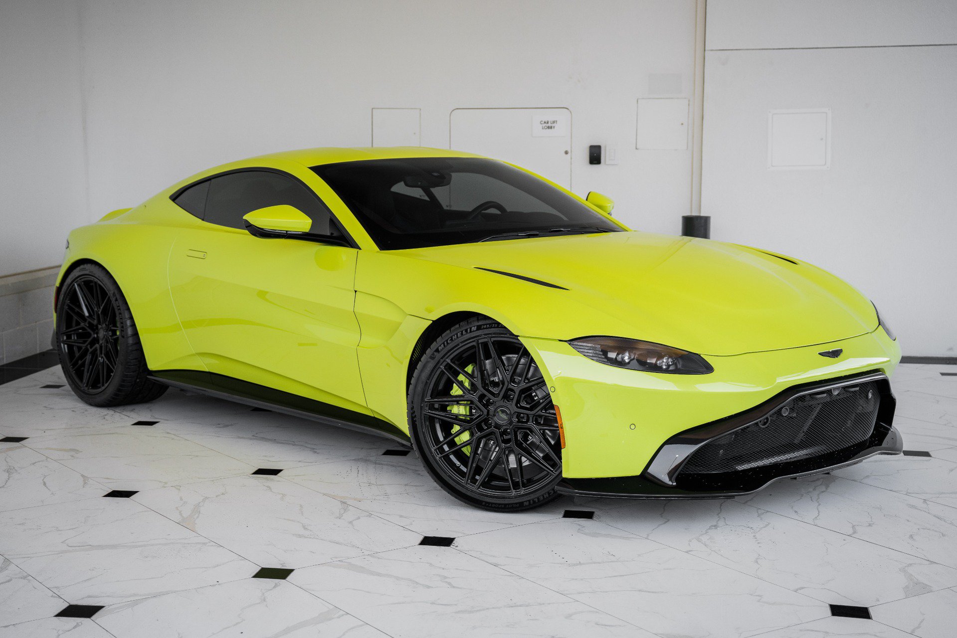 Used 2020 Aston Martin V8 Vantage Coupe RWD image 28
