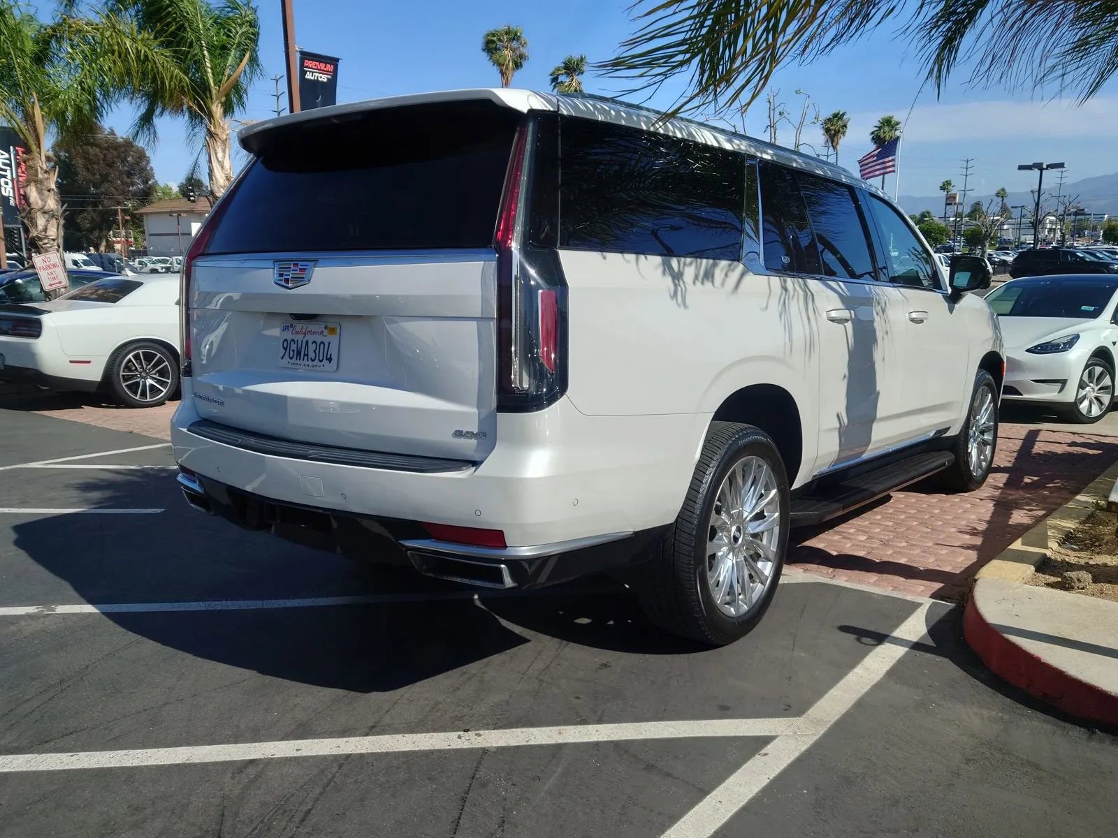 Used 2021 Cadillac Escalade ESV Premium Luxury AWD/4WD image 4