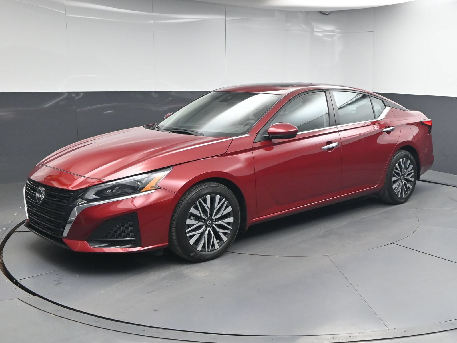 Used 2024 Nissan Altima 2.5 SV w/ SV Premium Package FWD image 3