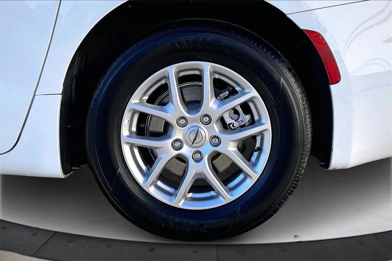 Certified 2024 Chrysler Pacifica Touring-L image 34