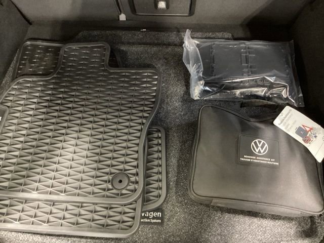 Certified 2025 Volkswagen Taos SE image 19