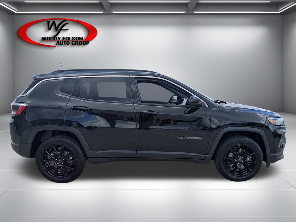 Used 2025 Jeep Compass Latitude w/ Convenience Group AWD/4WD image 2