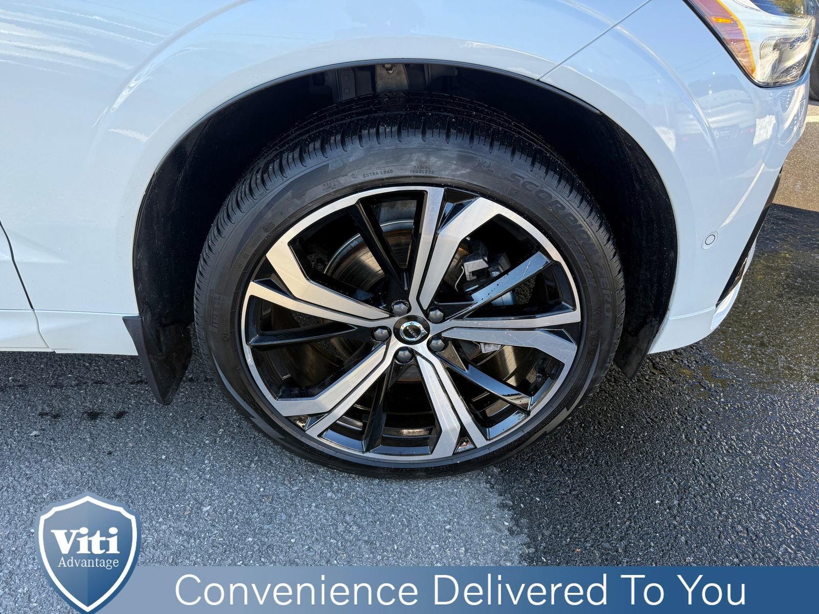 Certified 2023 Volvo XC60 B5 Ultimate w/ Climate Package image 15