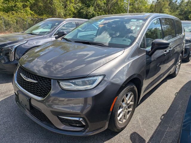 Used 2023 Chrysler Pacifica Touring-L image 2