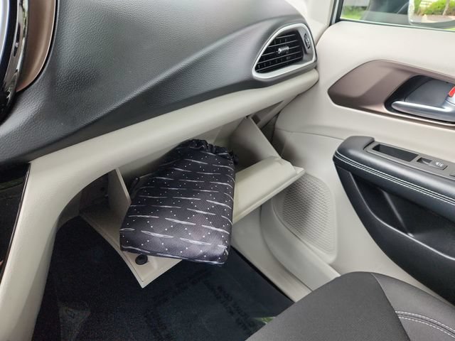 Used 2022 Chrysler Voyager LX FWD image 46
