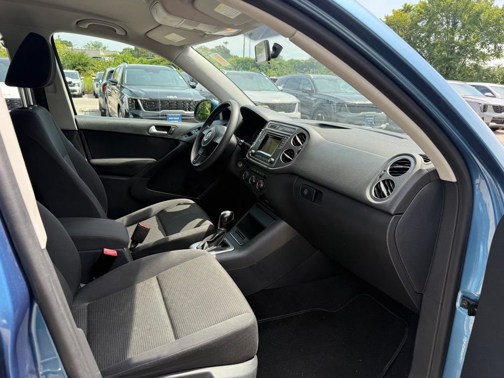 Used 2017 Volkswagen Tiguan Limited w/ Alloy Wheels Package FWD image 15