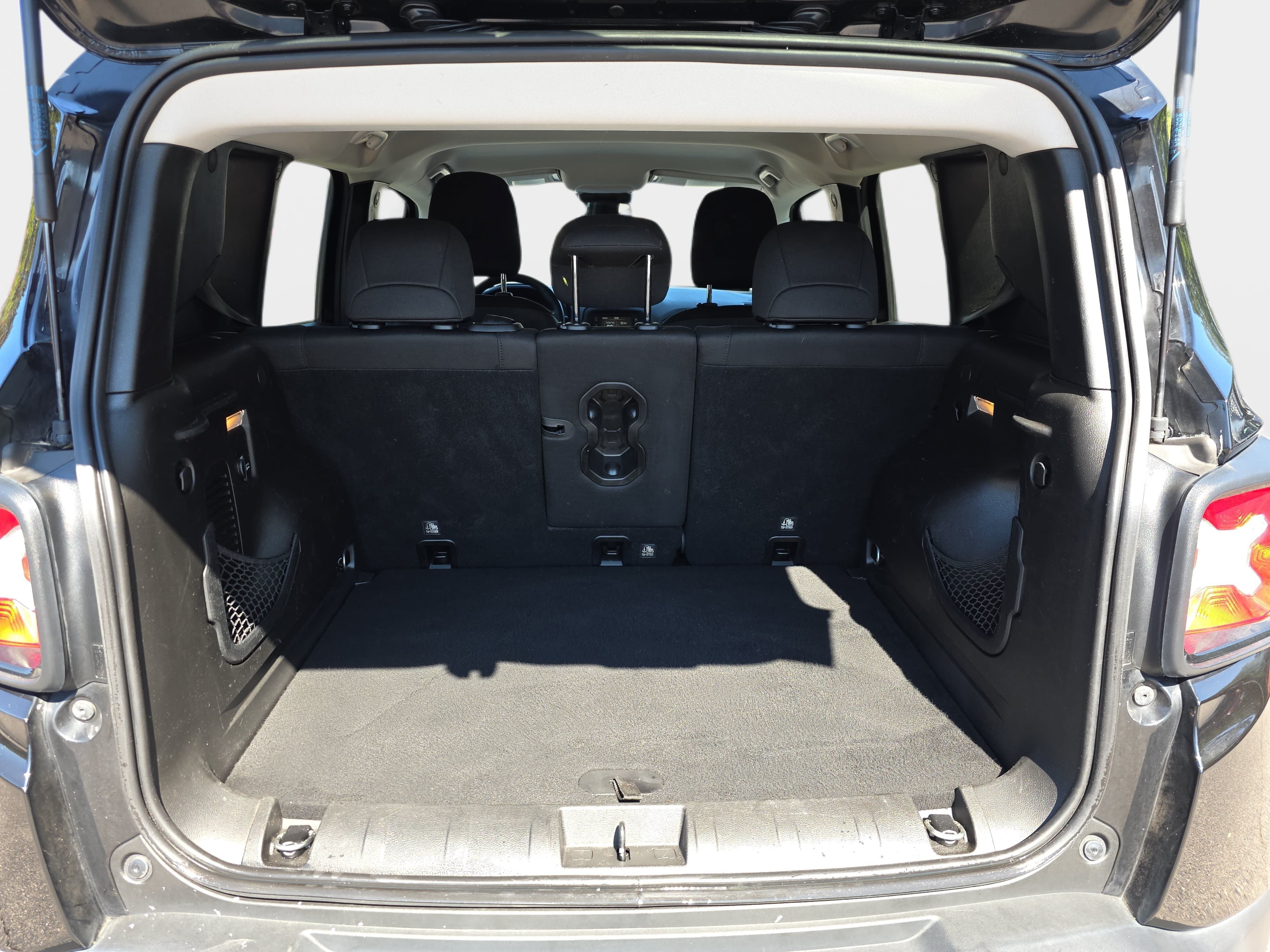 Used 2017 Jeep Renegade Altitude FWD image 10