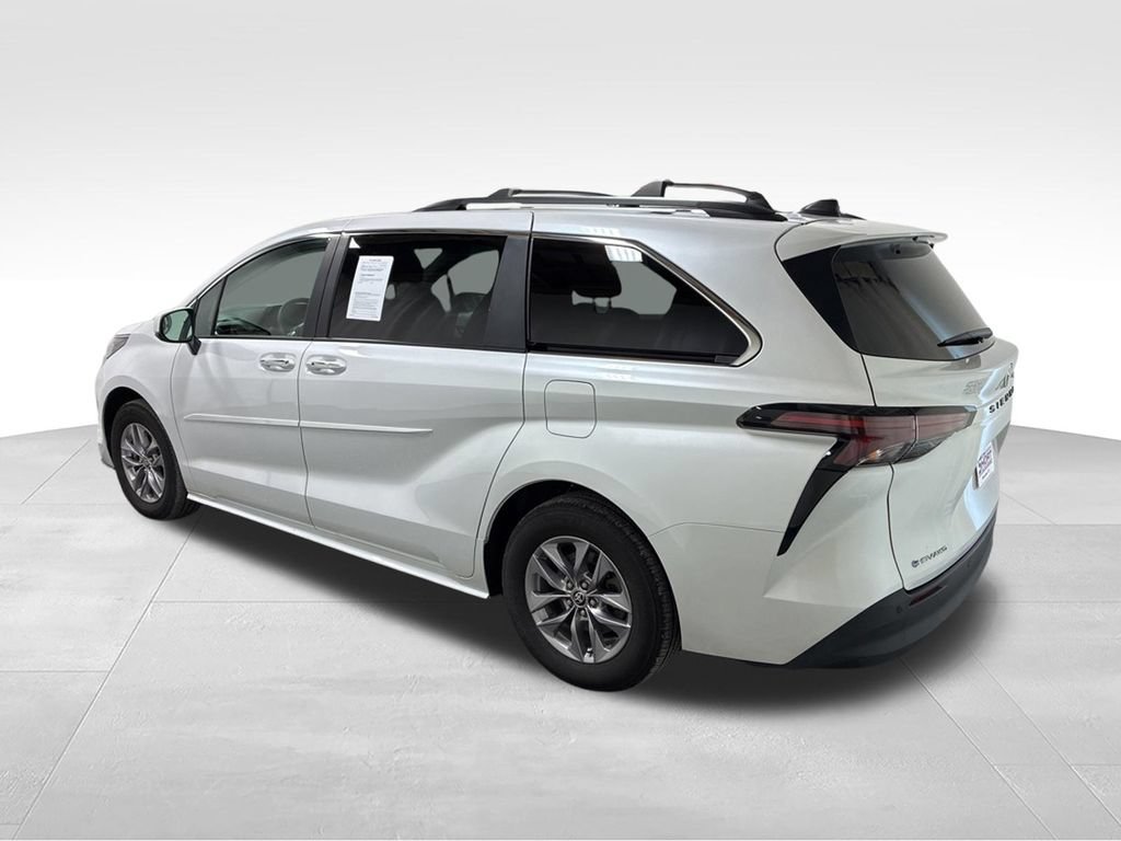 Used 2025 Toyota Sienna XLE AWD/4WD image 9