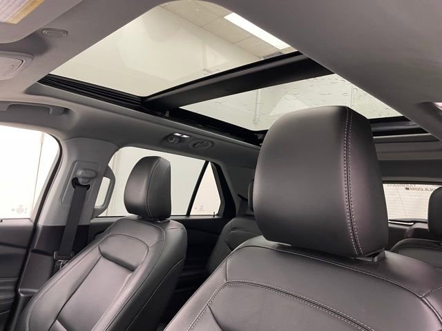 Used 2022 Ford Explorer XLT w/ Equipment Group 202A image 8
