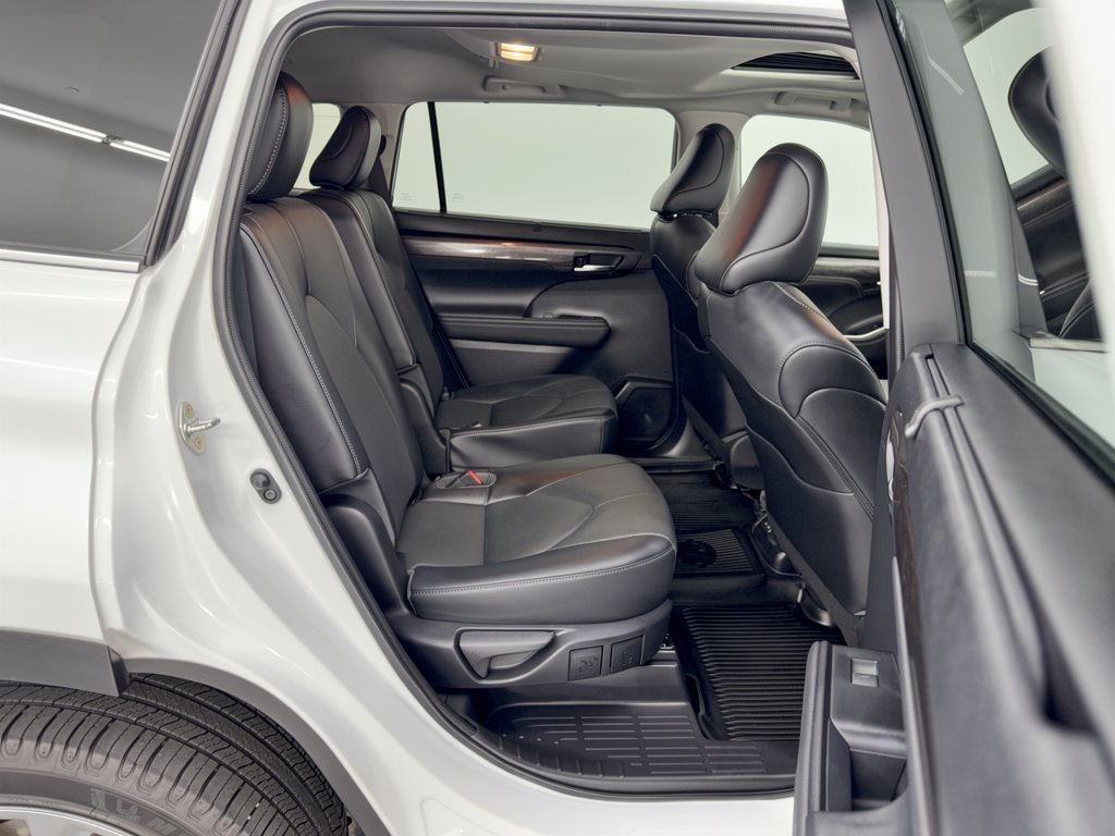 Used 2022 Toyota Highlander Limited FWD image 29