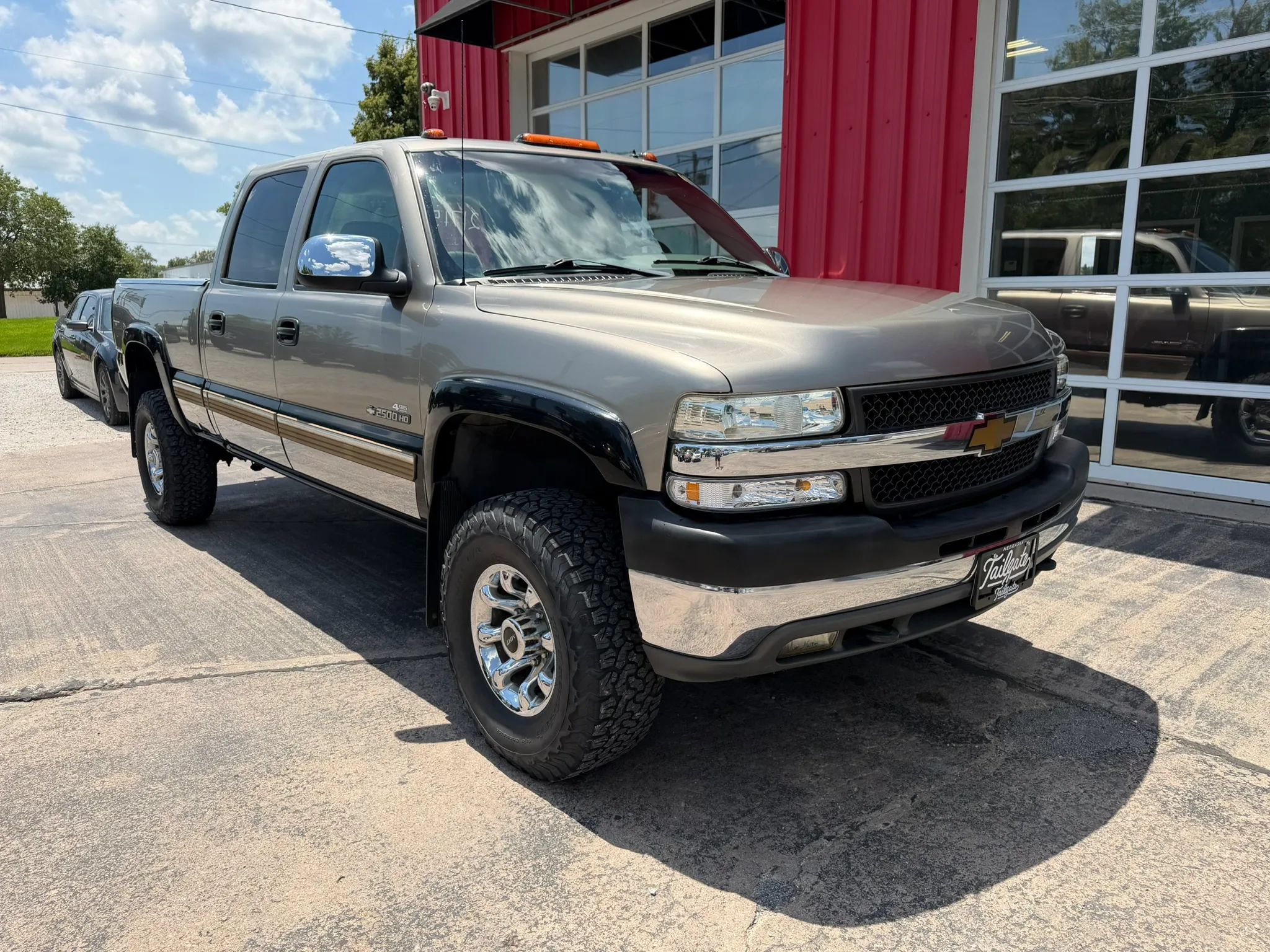 Used 2001 Chevrolet Silverado 2500 LT w/ Off-Road Skid Plate Pkg AWD/4WD image 2