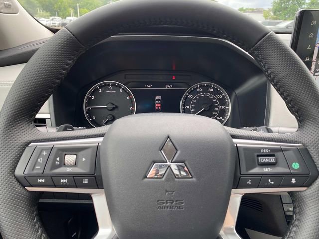 New 2025 Mitsubishi Outlander SE image 14