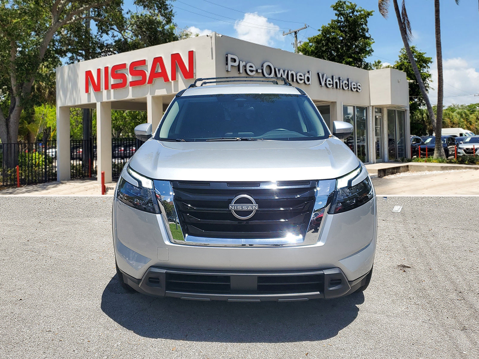 Used 2024 Nissan Pathfinder SV image 2