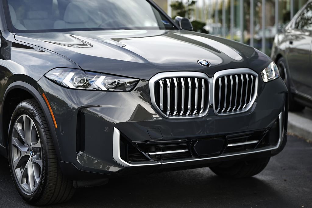 New 2026 BMW X5 xDrive40i w/ Premium Package image 2
