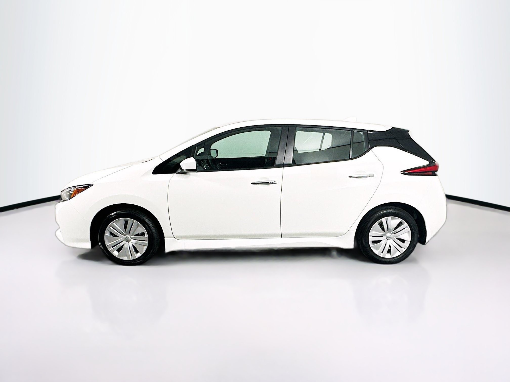 Used 2025 Nissan Leaf S FWD image 4