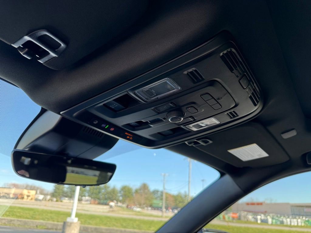 Used 2024 GMC Yukon XL Denali w/ Advanced Technology Package image 29