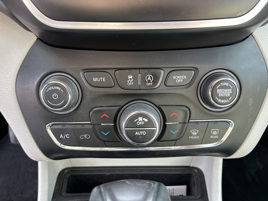 Used 2021 Jeep Cherokee Latitude Lux w/ Comfort/Convenience Group image 28