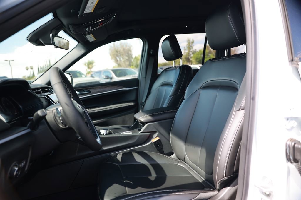 New 2025 Jeep Grand Cherokee Limited w/ Black Appearance Package image 14