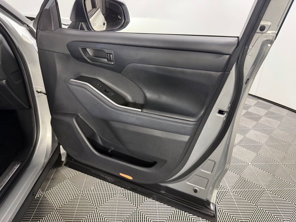 Used 2023 Toyota Highlander LE image 32
