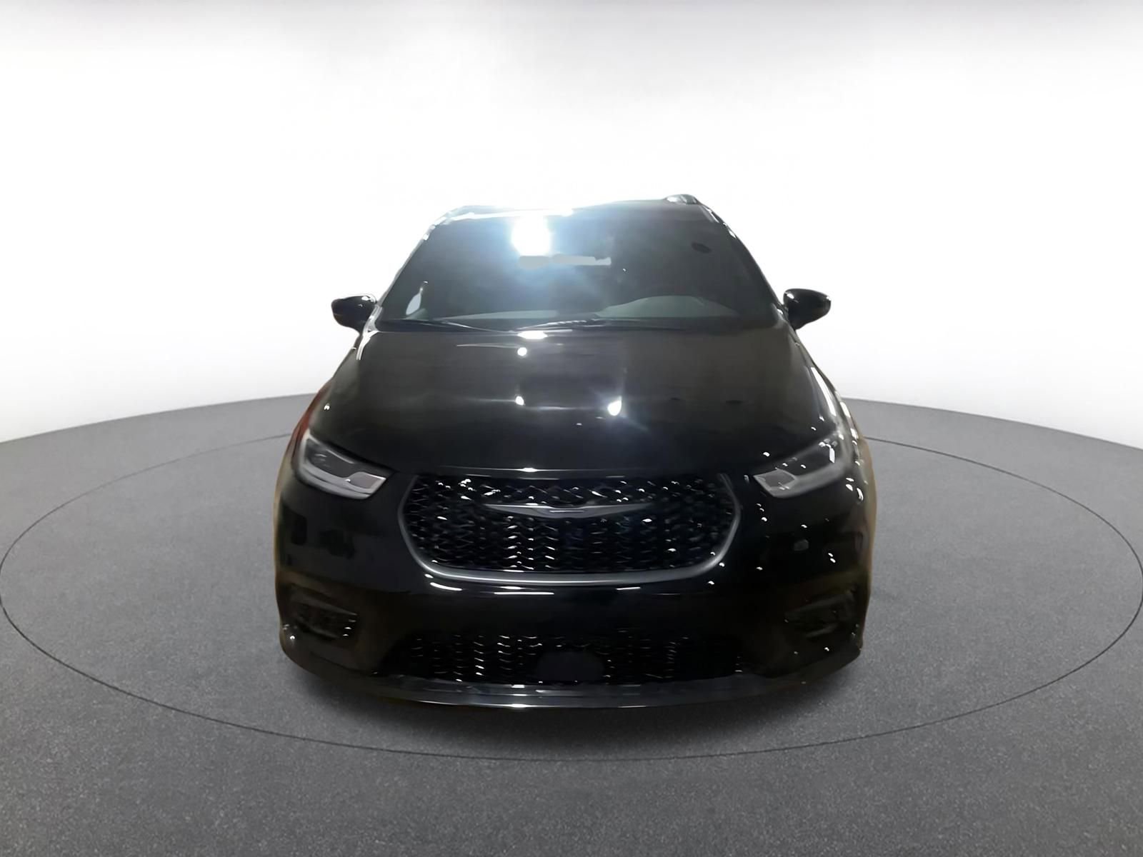 Used 2025 Chrysler Pacifica Limited image 4
