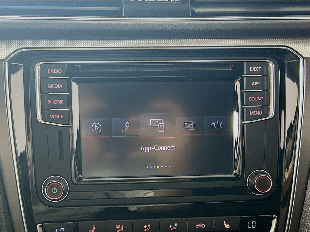 Used 2018 Volkswagen Passat 2.0T R-Line w/ R-Line Lighting Package FWD image 15