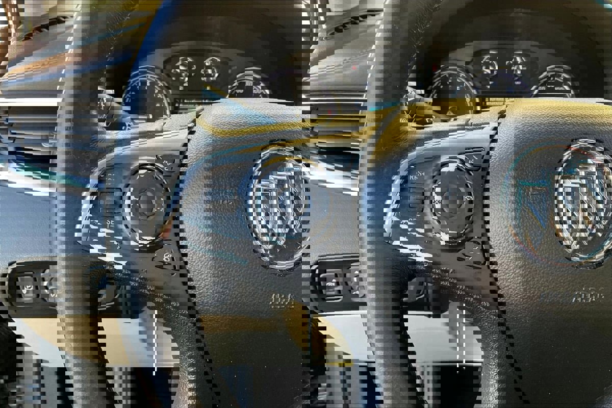 Used 2019 Buick Enclave Essence image 18