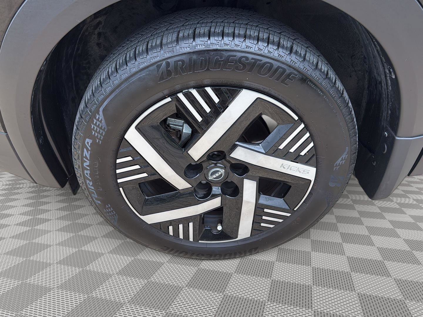 Used 2025 Nissan Kicks SV image 9