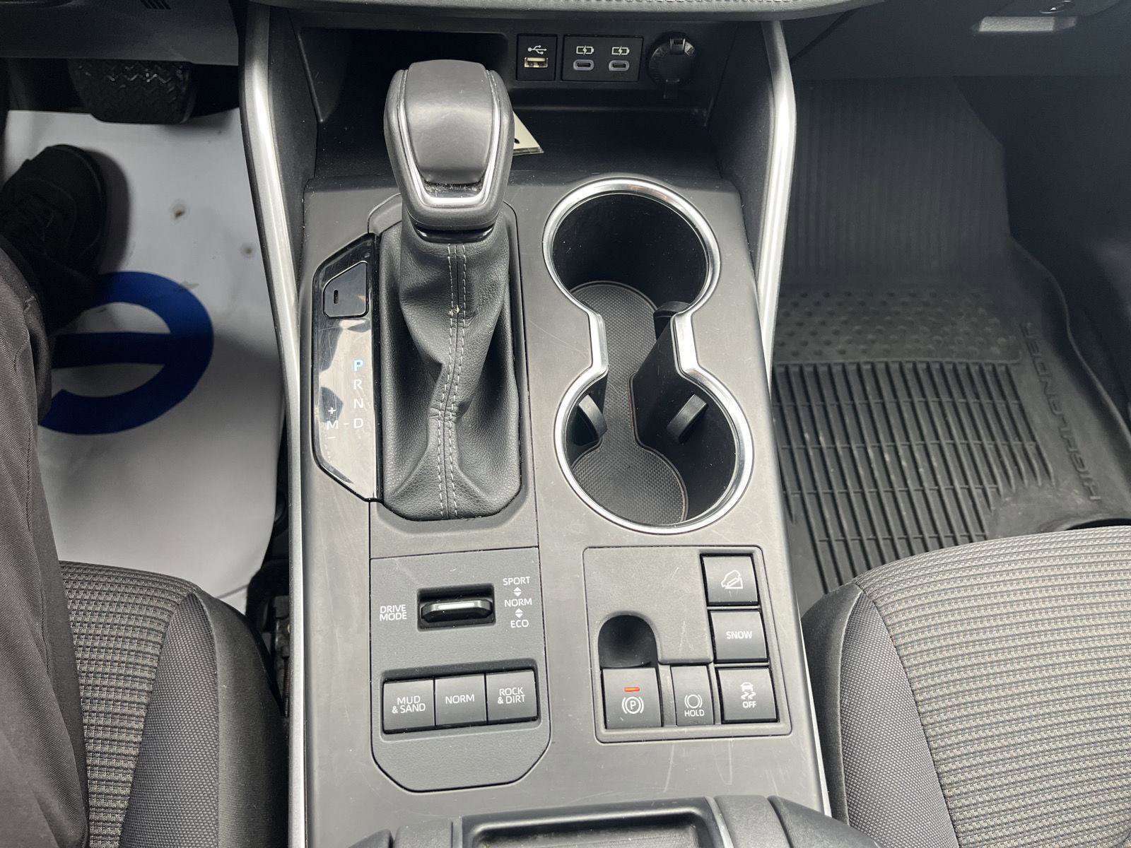 Used 2024 Toyota Highlander LE image 19