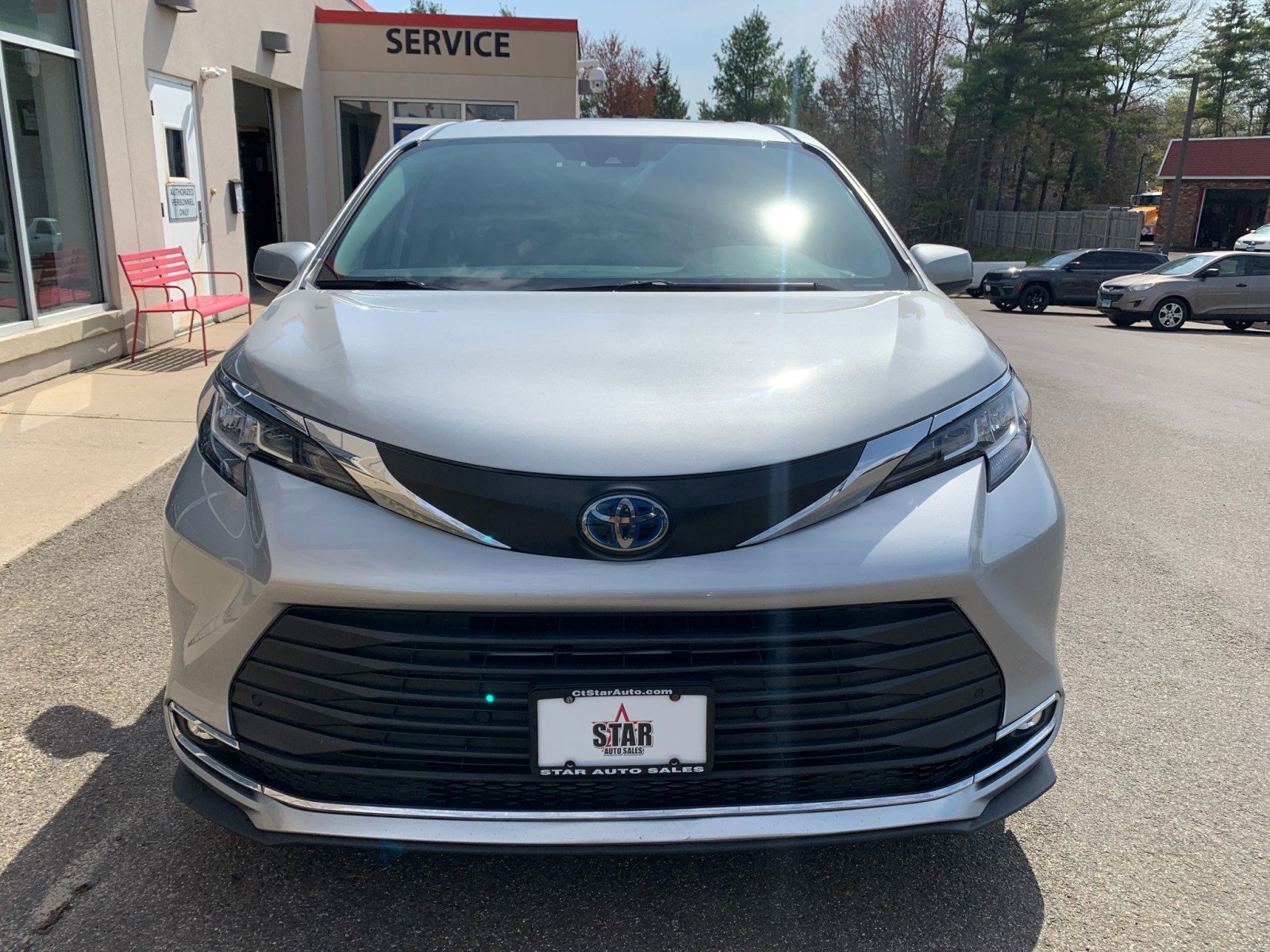 Used 2022 Toyota Sienna XLE AWD/4WD image 2