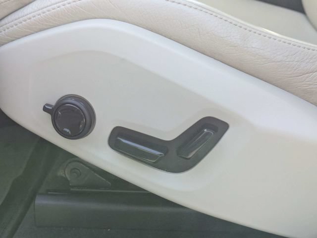 Used 2019 Volvo XC60 T5 Momentum w/ Multimedia Package AWD/4WD image 21