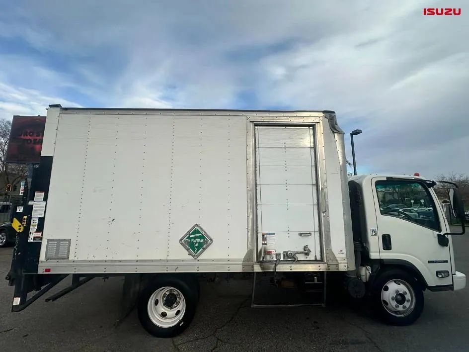 Used 2020 Isuzu NPR image 7