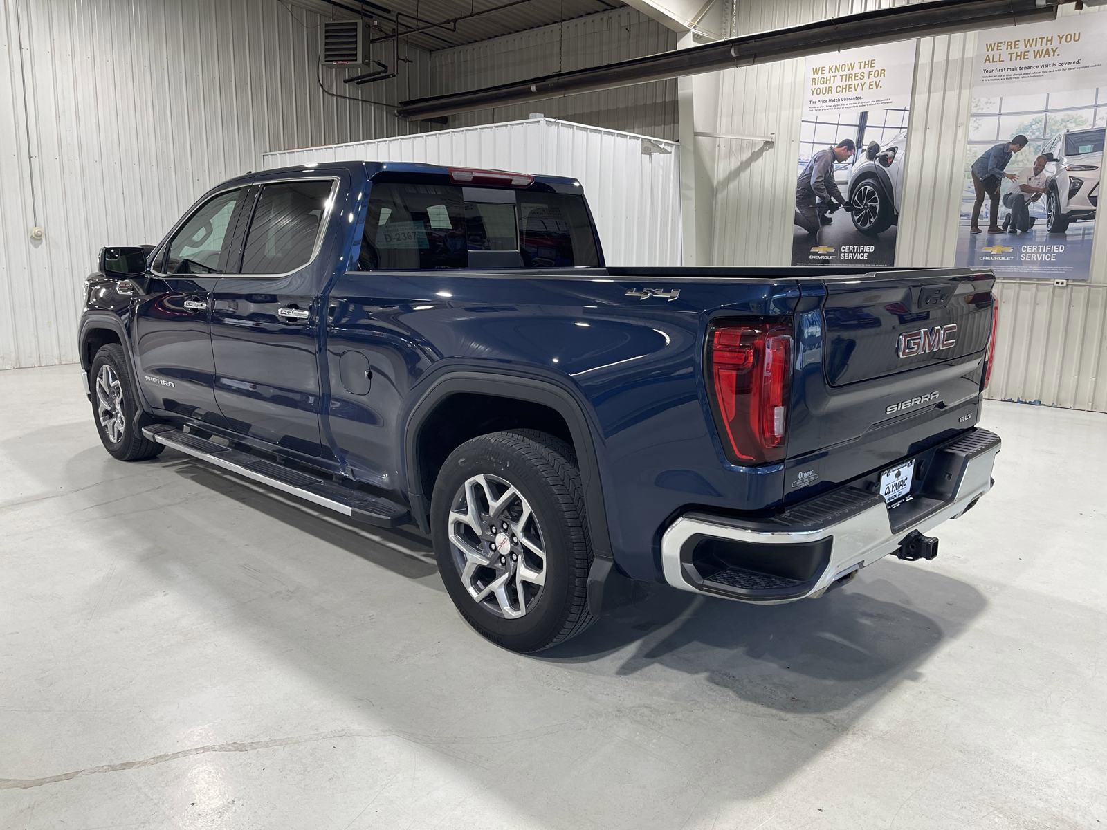 Used 2023 GMC Sierra 1500 SLT w/ SLT Premium Package AWD/4WD image 6