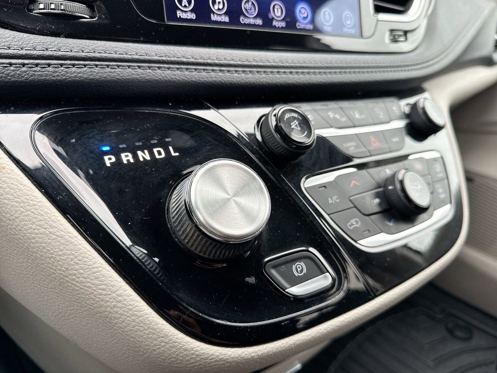 Used 2017 Chrysler Pacifica Limited image 22