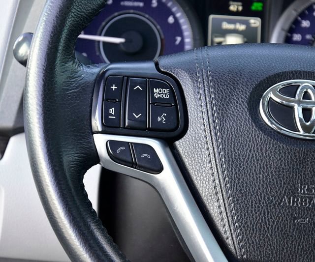 Used 2020 Toyota Sienna XLE w/ XLE Navigation Package image 23