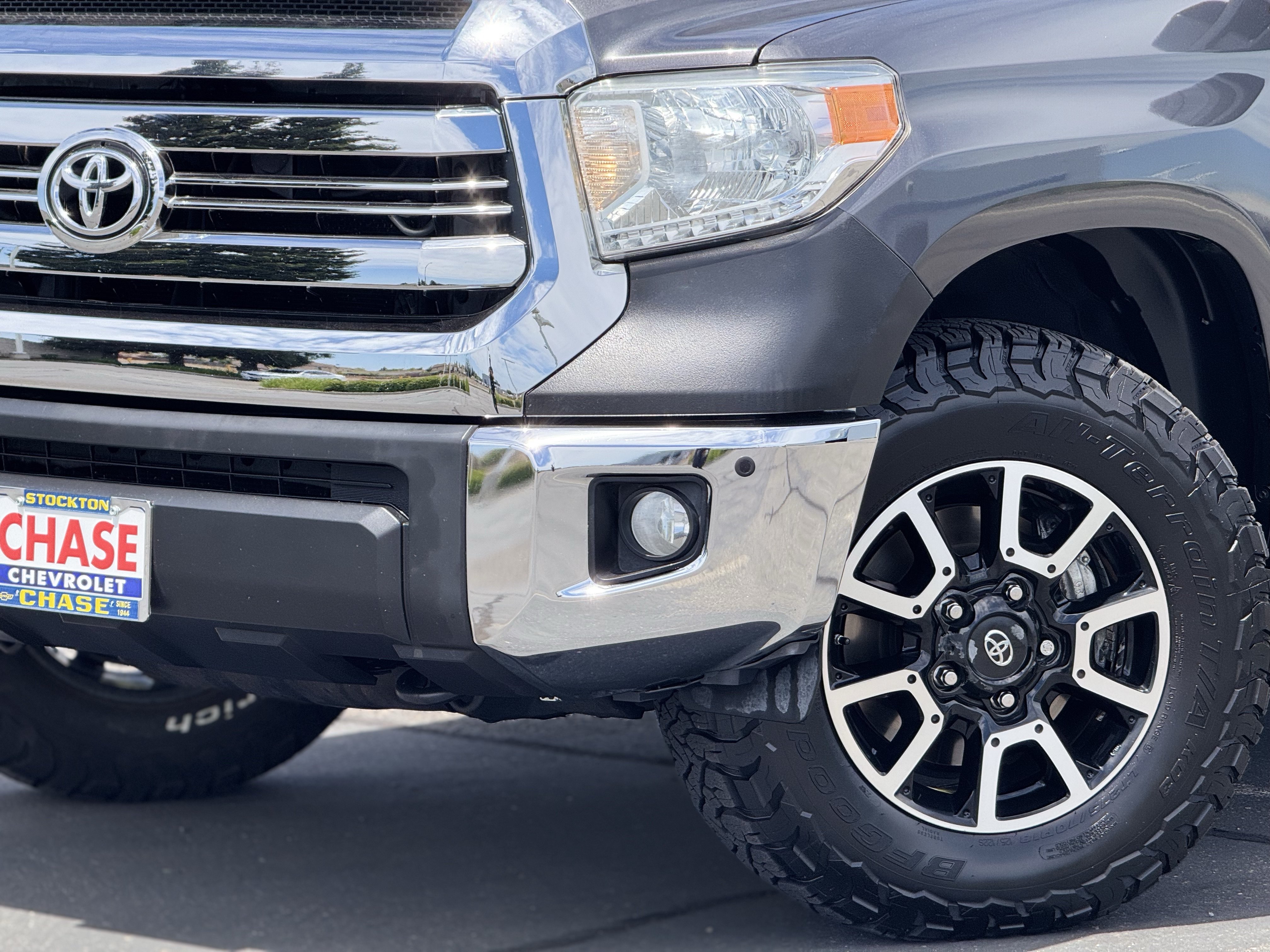 Used 2017 Toyota Tundra Limited w/ Limited Premium Package AWD/4WD image 3