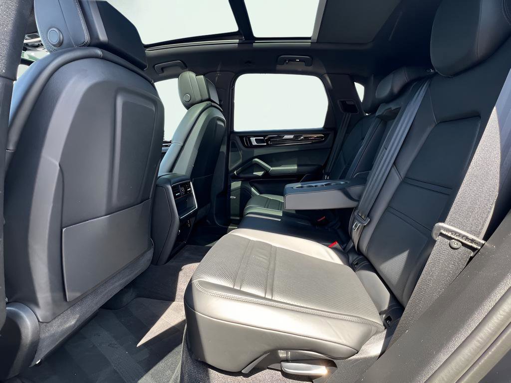 Used 2021 Porsche Cayenne AWD/4WD image 19