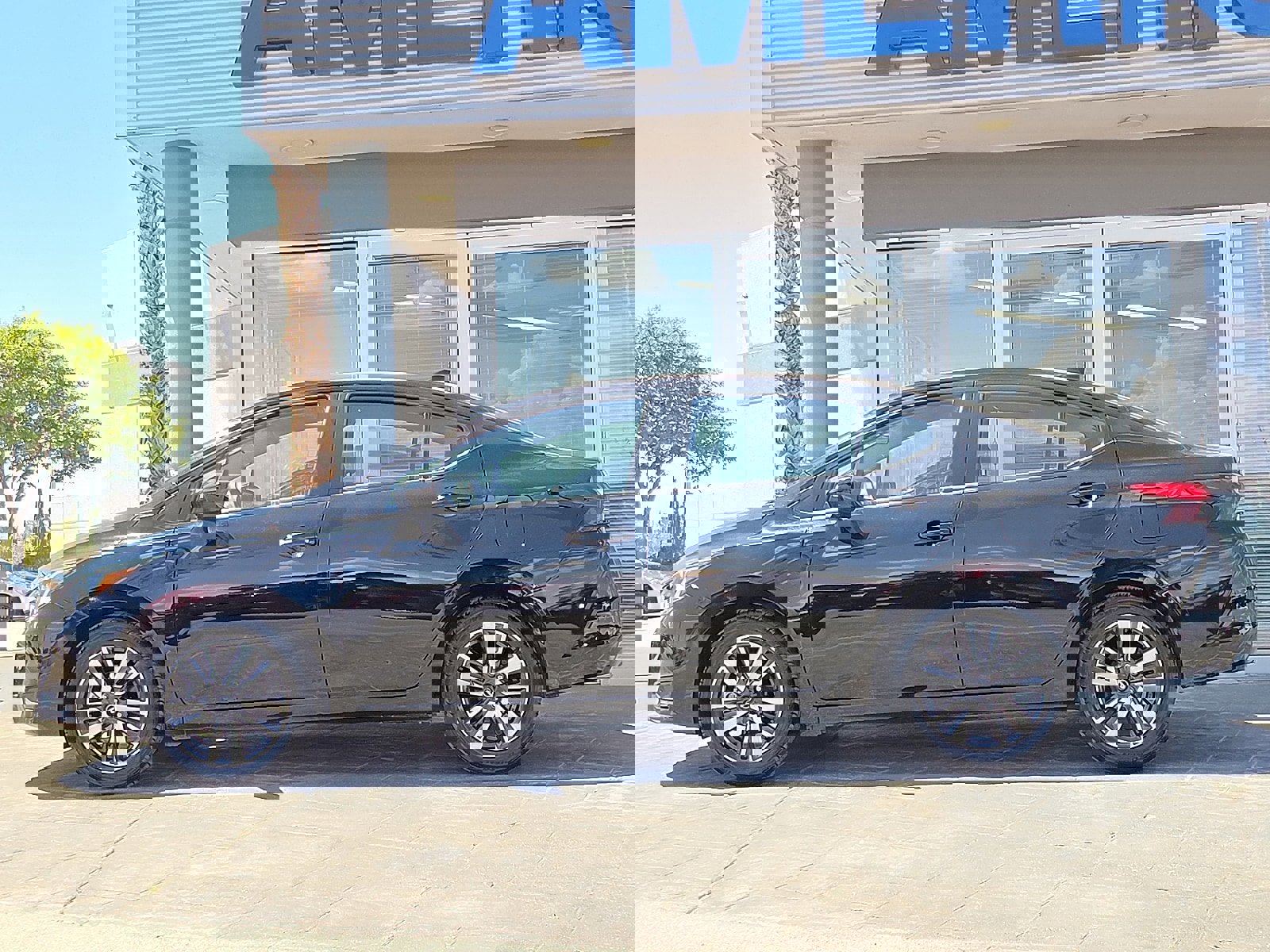 Used 2024 Nissan Versa SV image 3